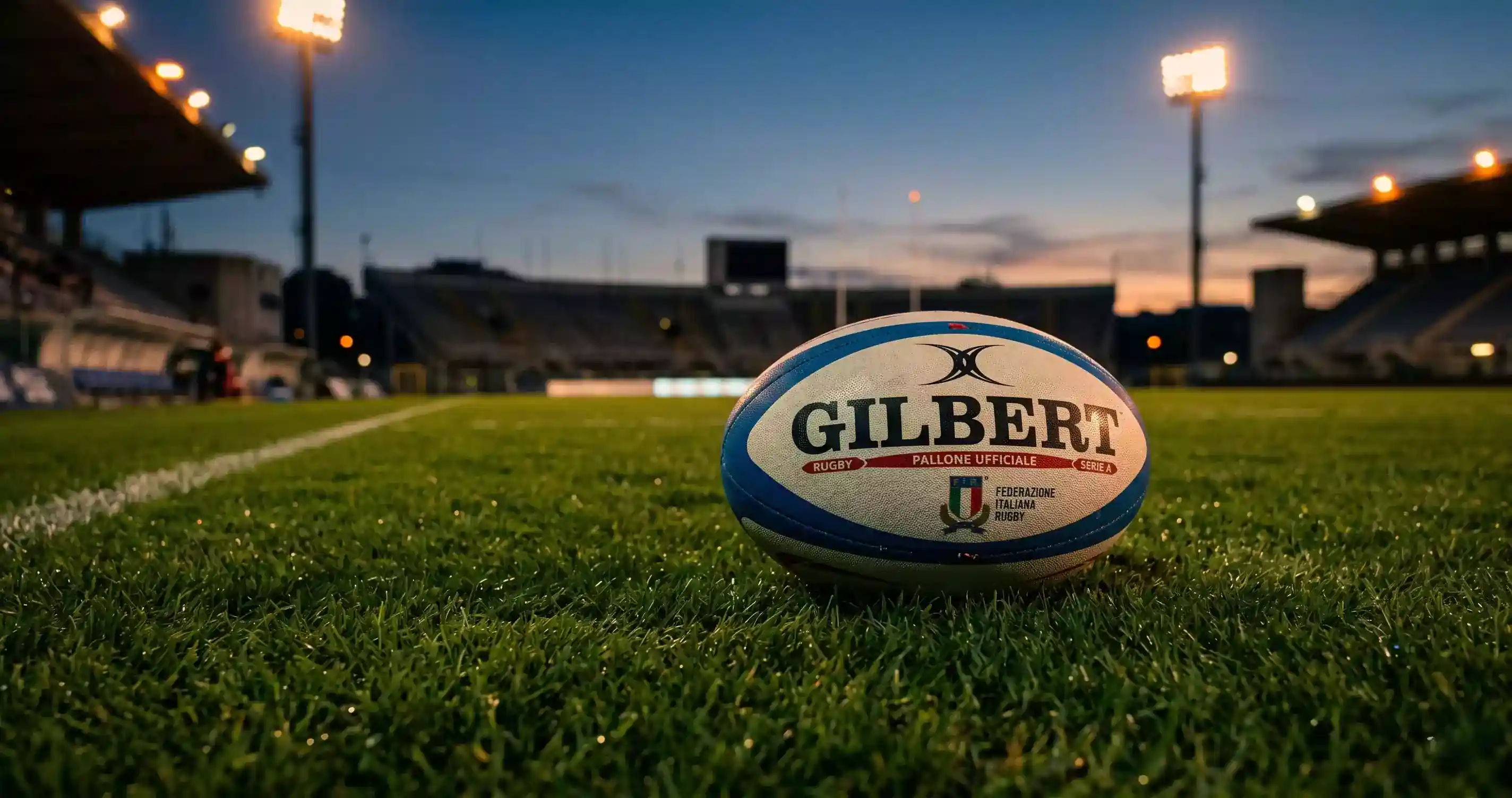 Pallone da rugby su campo in erba con luci dello stadio sullo sfondo